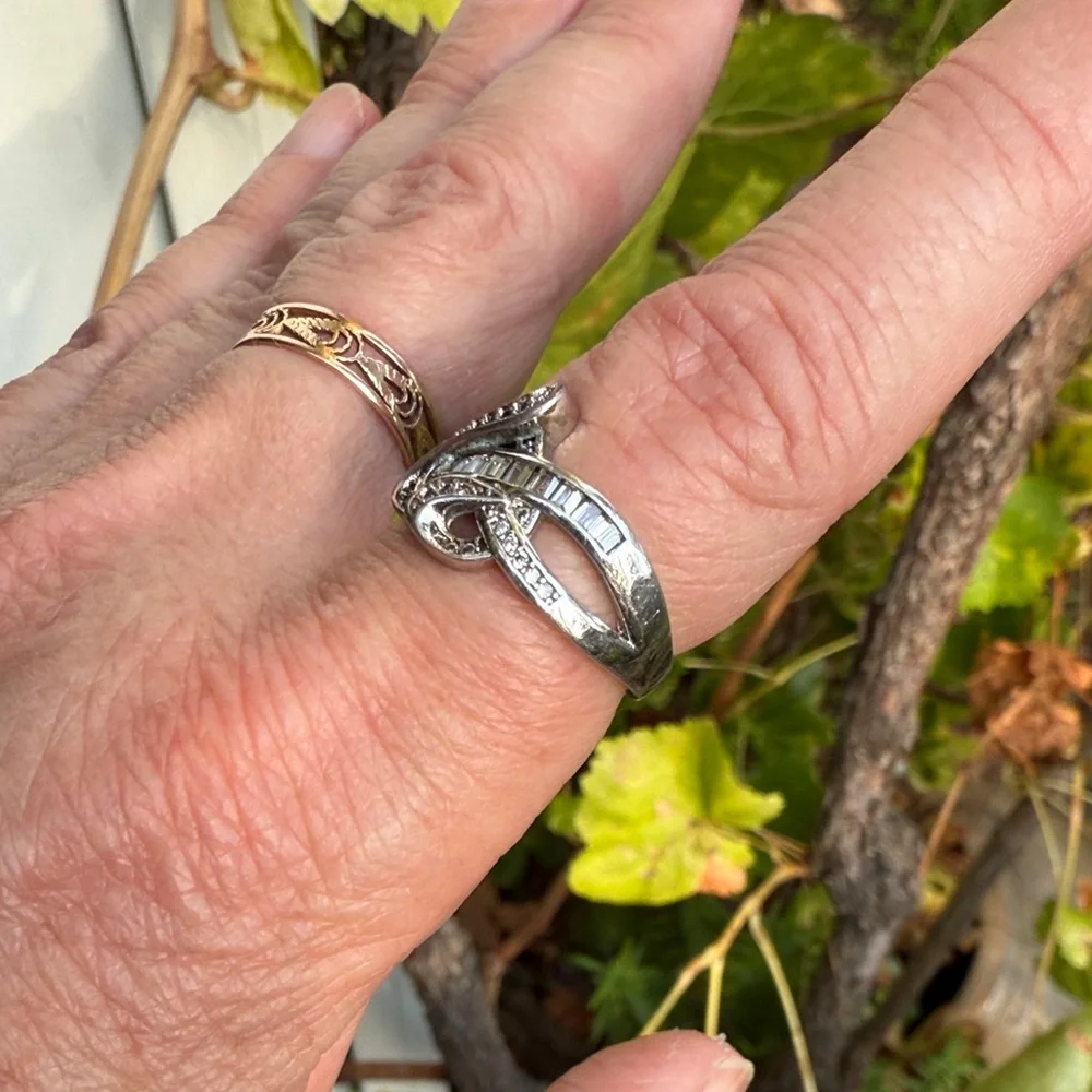 Elegant and Unique Vintage Sterling Silver Ring with Sparkle Cristals